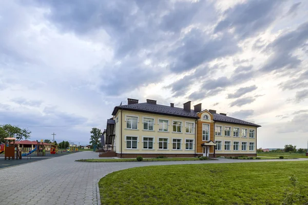 Nuova moderna scuola materna a due piani edificio prescolare con grande — Foto Stock