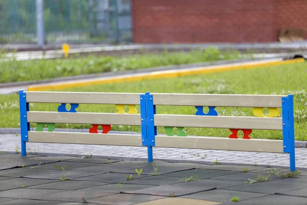 Valla decorativa baja de madera o plástico multicolor al aire libre en — Foto de Stock