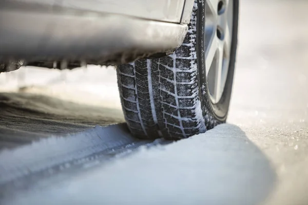 Close-up of car wheels rubber tire in deep snow. Transportation — Stock Photo, Image