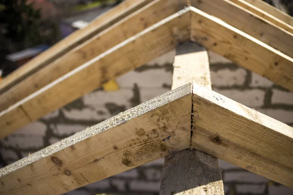 Detalle de primer plano del marco del techo de vigas de madera rugosa en ba —  Fotos de Stock