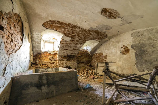 Velho abandonado quarto porão vazio de edifício antigo ou palácio w — Fotografia de Stock