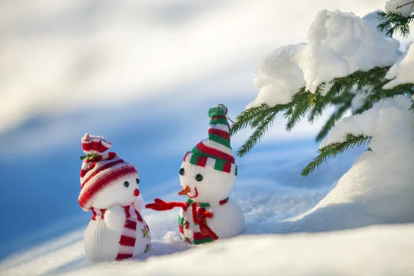 Two small funny toys baby snowman in knitted hats and scarves in — Stock Photo, Image