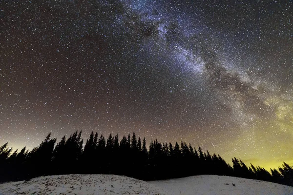 Hiver montagnes nuit paysage panorama. Voie lactée inconvénients lumineux — Photo