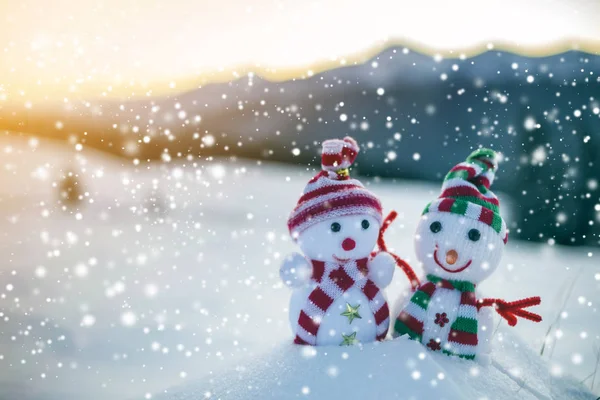 Örme şapka ve eşarp iki küçük komik oyuncaklar bebek kardan adam — Stok fotoğraf
