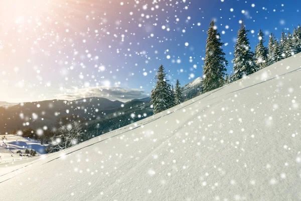 Zima Boże Narodzenie krajobraz górskiej doliny na mroźny słoneczny da — Zdjęcie stockowe