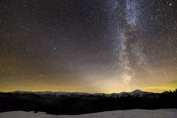Invierno montañas paisaje nocturno panorama. Vía Láctea brillantes contras —  Fotos de Stock