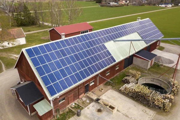 Draufsicht auf blaues Solar-Photovoltaik-Panel-System auf hölzernem Bui Stockbild