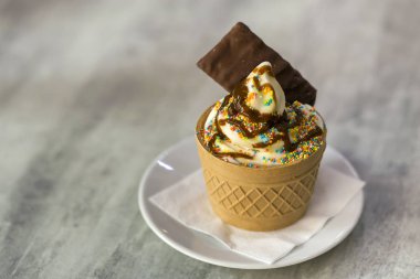 Çikolatalı kurabiye ve creati ile gofret fincan dondurma tatlı
