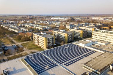 Mavi parlak güneş fotoğraf voltaik paneller sisteminin havadan görünümü c