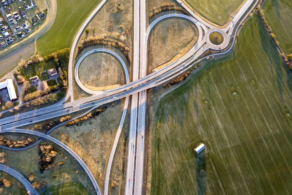 Luftaufnahme von modernen Autobahnkreuzungen, Hausdächern — Stockfoto