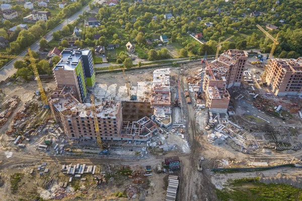 İnşaat altında daire veya ofis tuğla binalar, üst görünüm. Yukarıdan kule vinçler ile bina site. Drone hava fotoğrafçılığı.