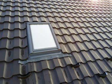 Yeni tavan plastik pencere shingled evde yüklü Close-Up
