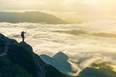Geniş dağ panorama. Turist backpac ile küçük siluet