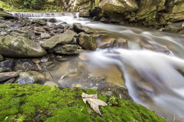 Hızlı akan nehir akışı B'den düşen yumuşak ipeksi su ile