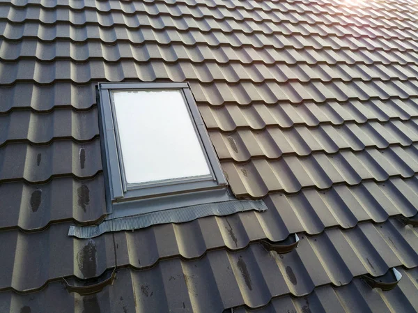 Yeni tavan plastik pencere shingled evde yüklü Close-Up