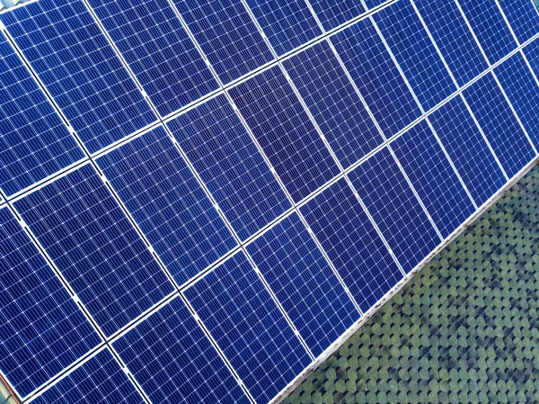 Superficie de primer plano del sistema de paneles fotovoltaicos solares brillantes azules — Foto de Stock