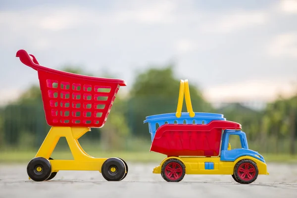 Jasne plastikowe kolorowe zabawki dla dzieci na zewnątrz na słonecznym SUMM — Zdjęcie stockowe
