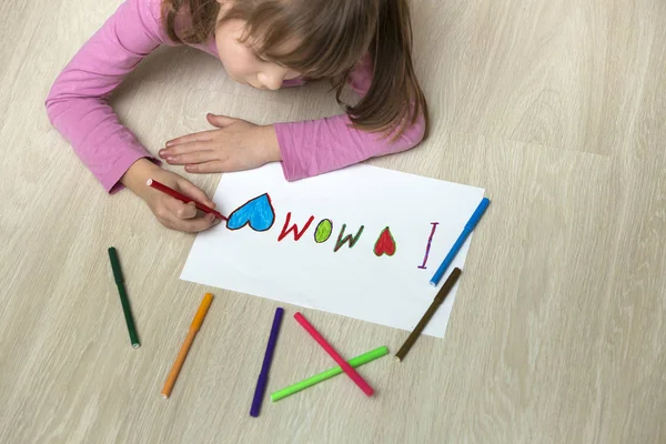 Widok z góry cute girl dziecko rysunek z kolorowymi kredkami — Zdjęcie stockowe
