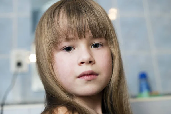 Pretty Girl Face porträtt, barn med vackra ögon och länge vi — Stockfoto