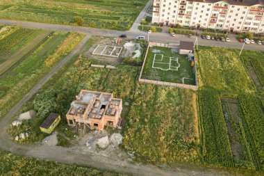 Gelecekteki ev için şantiye havadan görünümü, tuğla bodrum fl