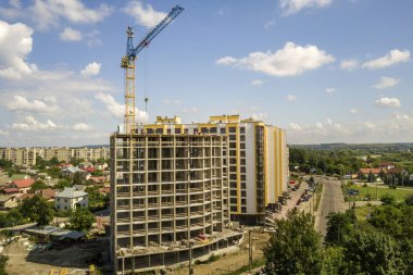 Apartman veya ofis yüksek beton bina yapım aşamasında.