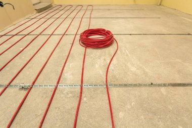 Çimento zemin kopyalama aralığı üzerinde ısıtma kırmızı elektrik kablosu tel rulo