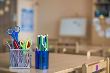 Notebook yığını, renkli çizim kalemler ve Kırtasiye ARRA