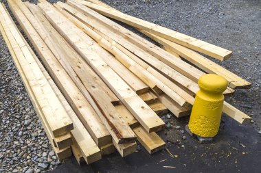 Bina yerinde doğal ahşap panoları yığını. Endüstriyel TIMB