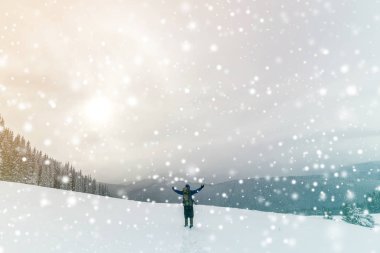 Sırtlık stand ile sıcak giyim turist otostopçu arka görünümü