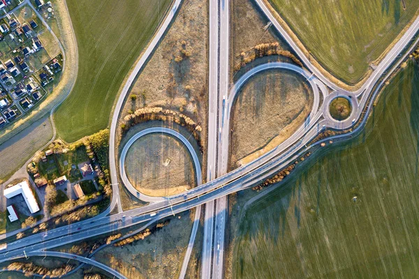 Luftaufnahme von modernen Autobahnkreuzungen, Hausdächern — Stockfoto