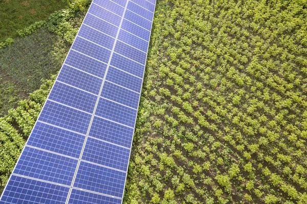 Paneles solares azules para energía limpia sobre hierba verde. — Foto de Stock