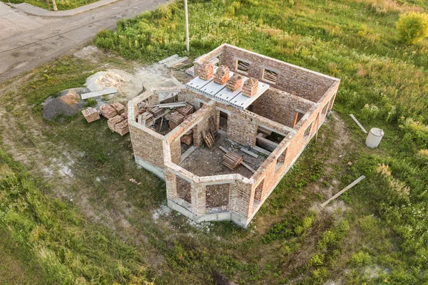 Letecký pohled na staveniště pro budoucí dům, cihlový suterén FL — Stock fotografie
