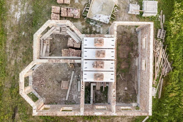 Vista aérea do local de construção para casa futura, porão de tijolo fl — Fotografia de Stock