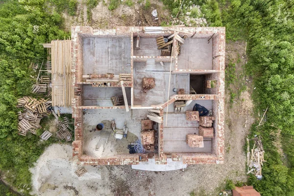 Vista aérea del sitio de construcción para la futura casa, sótano de ladrillo fl — Foto de Stock