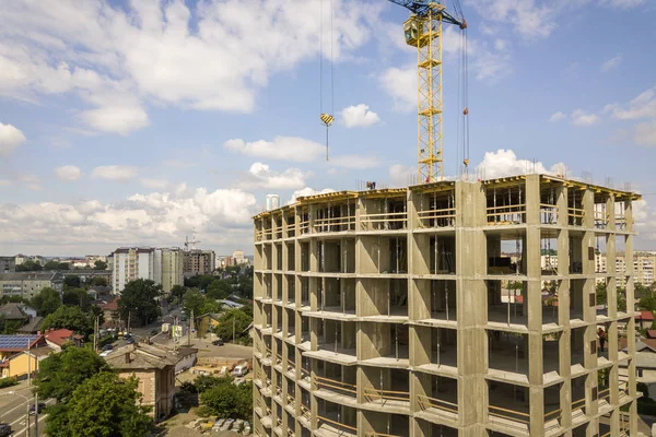 Apartman veya ofis yüksek beton bina yapım aşamasında.