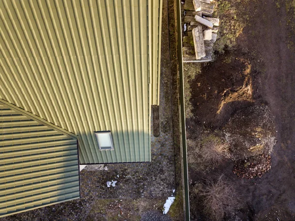 Vista superior aérea do telhado da casa telhada verde com atti pequeno novo — Fotografia de Stock