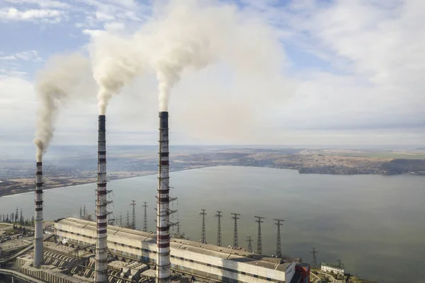 Hauts tuyaux de la centrale électrique, fumée blanche sur le paysage rural, lac — Photo