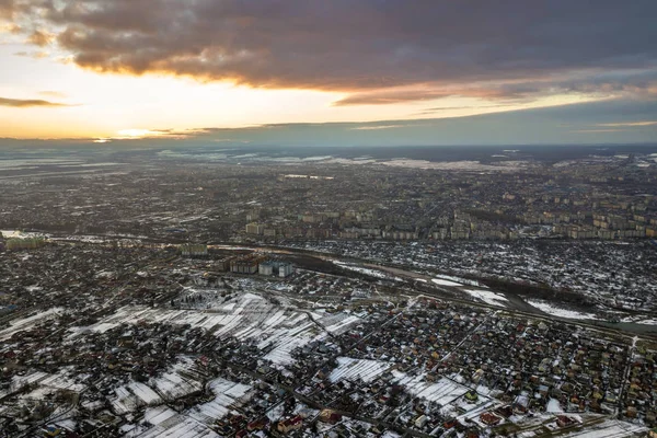 Top utsikt över staden förorter eller småstad fina hus på vintern mor — Stockfoto