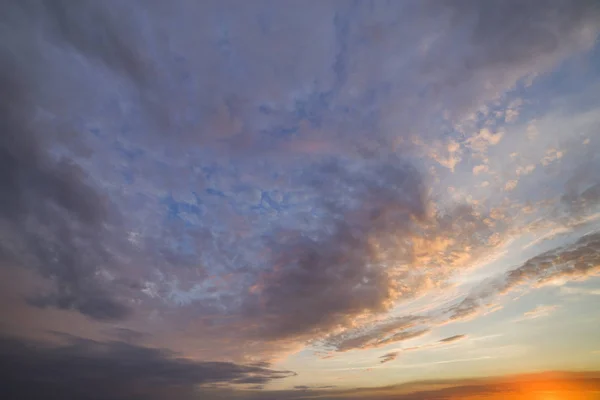 Ciel spectaculaire au coucher du soleil avec des nuages orange . — Photo