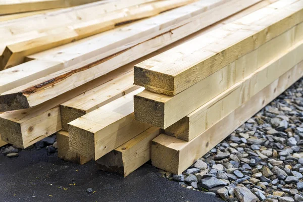 Pilha de tábuas de madeira natural no local de construção. Tambor industrial — Fotografia de Stock