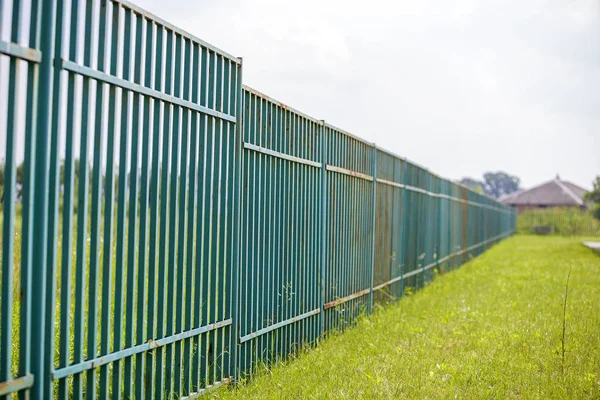Uzun paslı eski metalik çit. — Stok fotoğraf