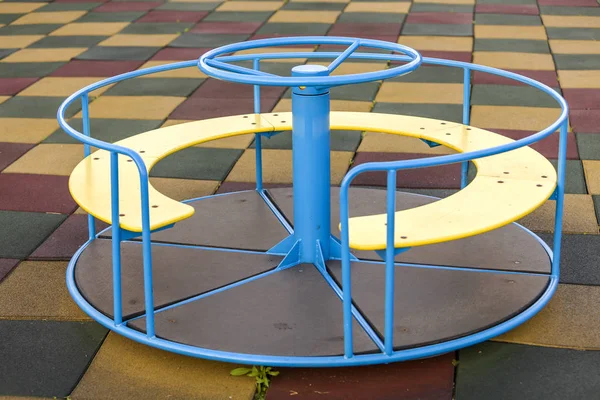 Spielplatz im Kindergarten mit weichen Bodenbelägen und buntem Licht — Stockfoto