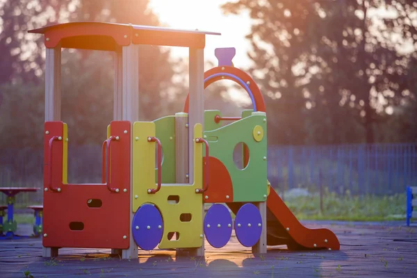 Parco giochi per bambini con scivoli colorati su pavimenti in gomma morbida — Foto Stock