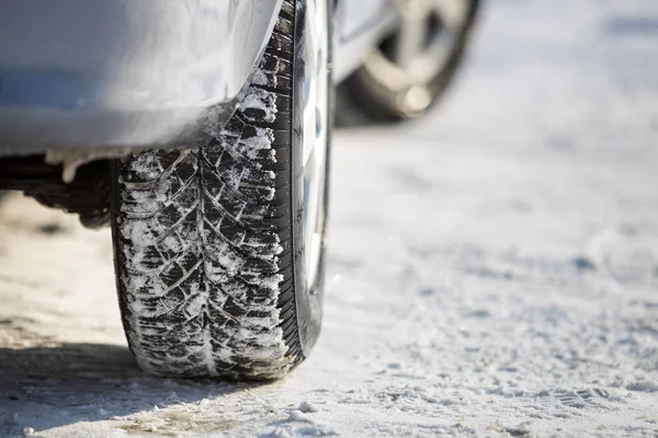 Nahaufnahme von Autorädern Gummireifen im Tiefschnee. Verkehr — Stockfoto