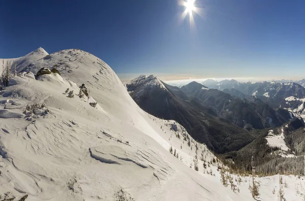 Wunderschöne Winterlandschaft. steiler Berghang mit weißem — Stockfoto