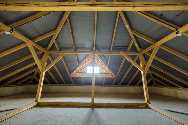 Bir çatı yapısı ahşap kirişler ile bir binanın tavan ve bir — Stok fotoğraf