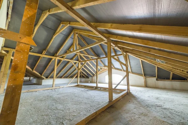 Ático de un edificio con vigas de madera de una estructura de techo . —  Fotos de Stock