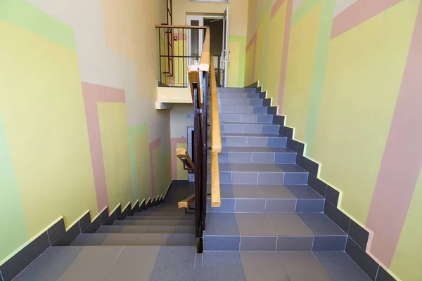 Estampagem ampla coberta com azulejos cerâmicos dentro de casa — Fotografia de Stock