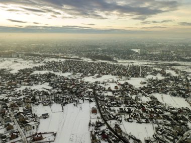 Şehir banliyöleri veya kış mor küçük kasaba güzel evler üst görünümü