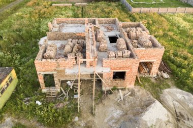 Gelecekteki ev için şantiye havadan görünümü, tuğla bodrum fl